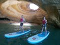Couple s'amusant à faire du paddleboard dans le sous-sol de Benagil