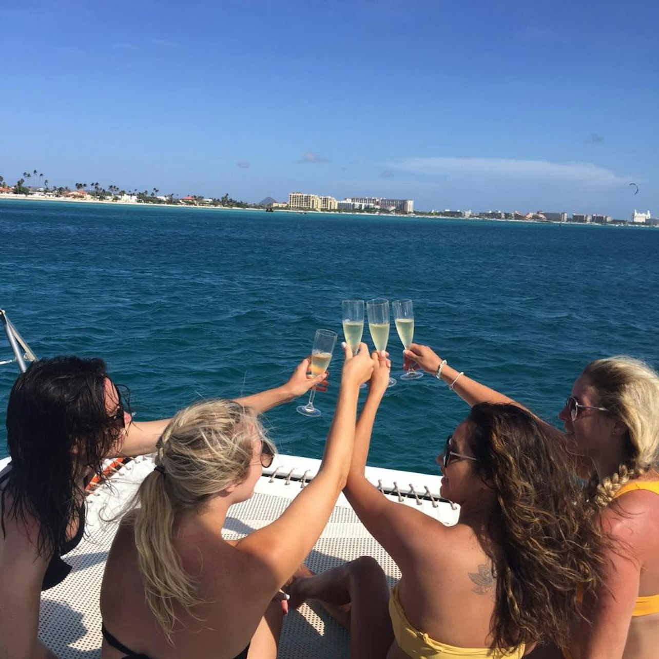 Passeio de catamarã de manhã com champagne e brunch - Acomodações em Praia de Palmas