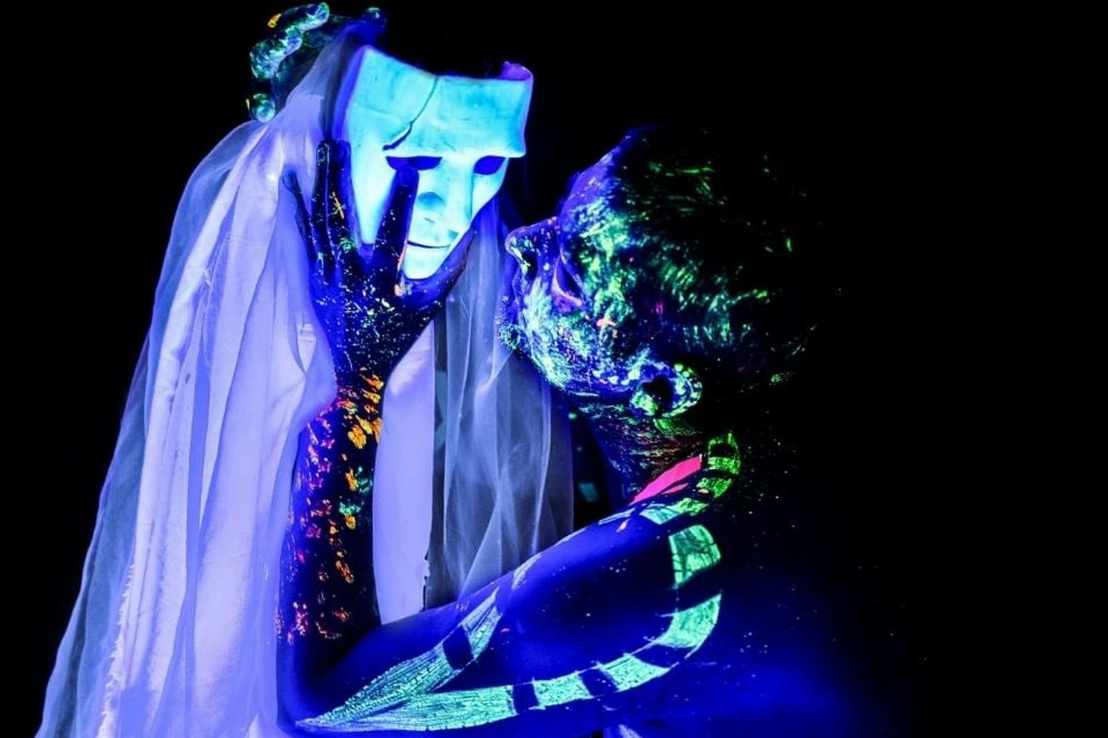 Du spectacle du théâtre de la lumière noire