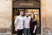 バルセロナのエル・ボルンにある店の前で、Jon Cakeと彼のチームは市内で最高のチーズケーキを提供しています。