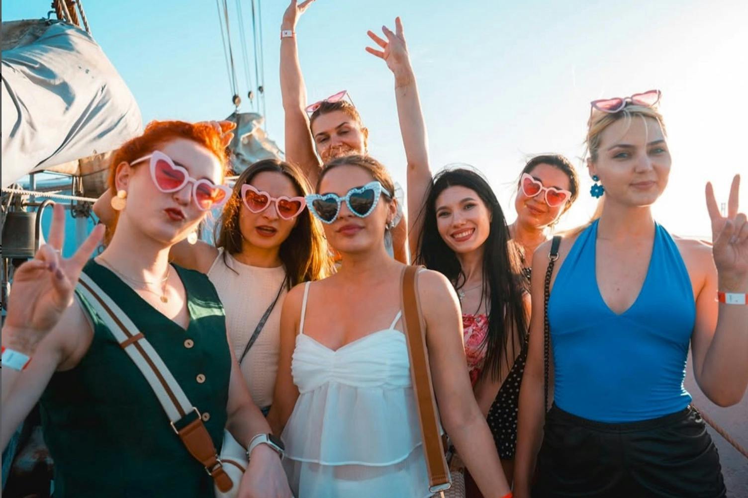 Lisbona: Festa in barca al tramonto + musica dal vivo + ingresso al nightclub — 5