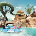 Mensen op een drijver op een van de attracties van Aquaventure Waterpark in Atlantis the Palm