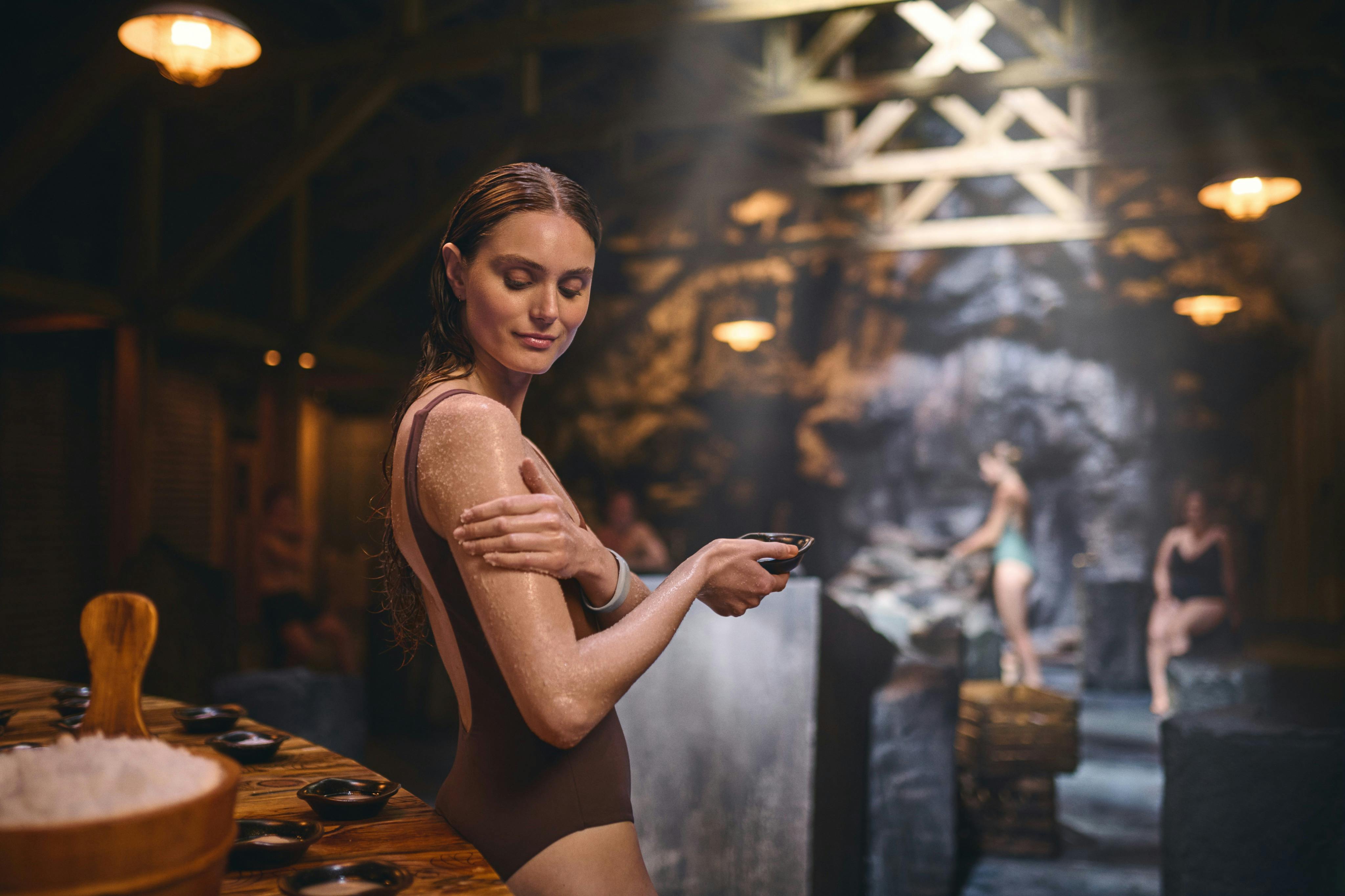 在水疗中心的女士