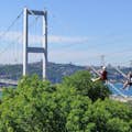 Experimente a emoção de um passeio de zipline enquanto desfruta de uma vista deslumbrante de Istambul.