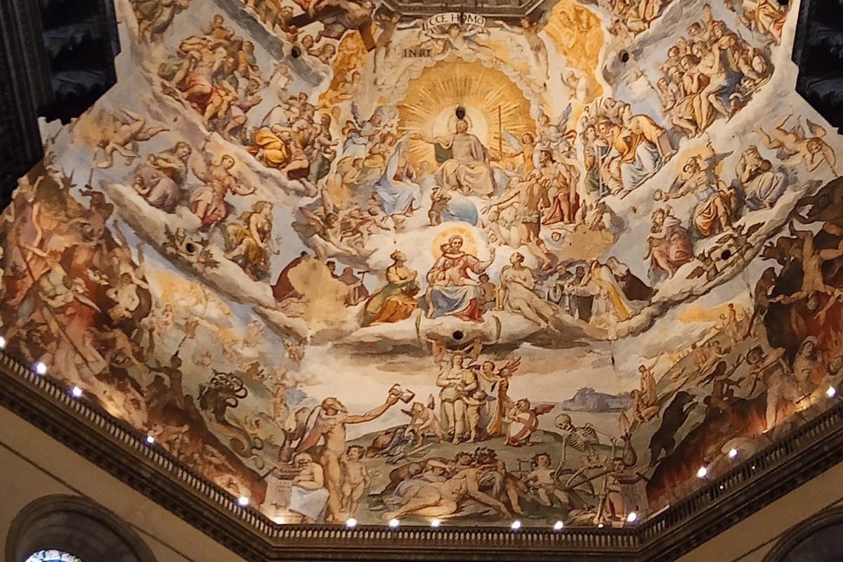 天井の壁画は、天使と雲に囲まれた輝く中央の人物が描かれた、ダイナミックな天体のシーンにある多数の人物を描いています。