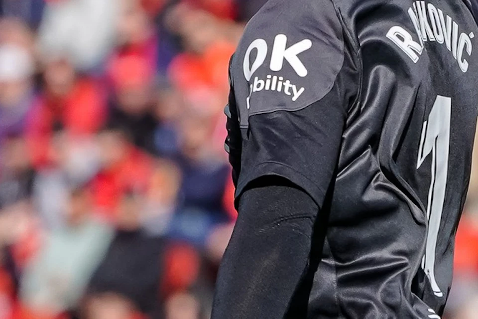 The goalkeeper of RCD Mallorca is making a goal kick.