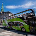 Autobus Hop On-Hop Off projíždí Kodaní.