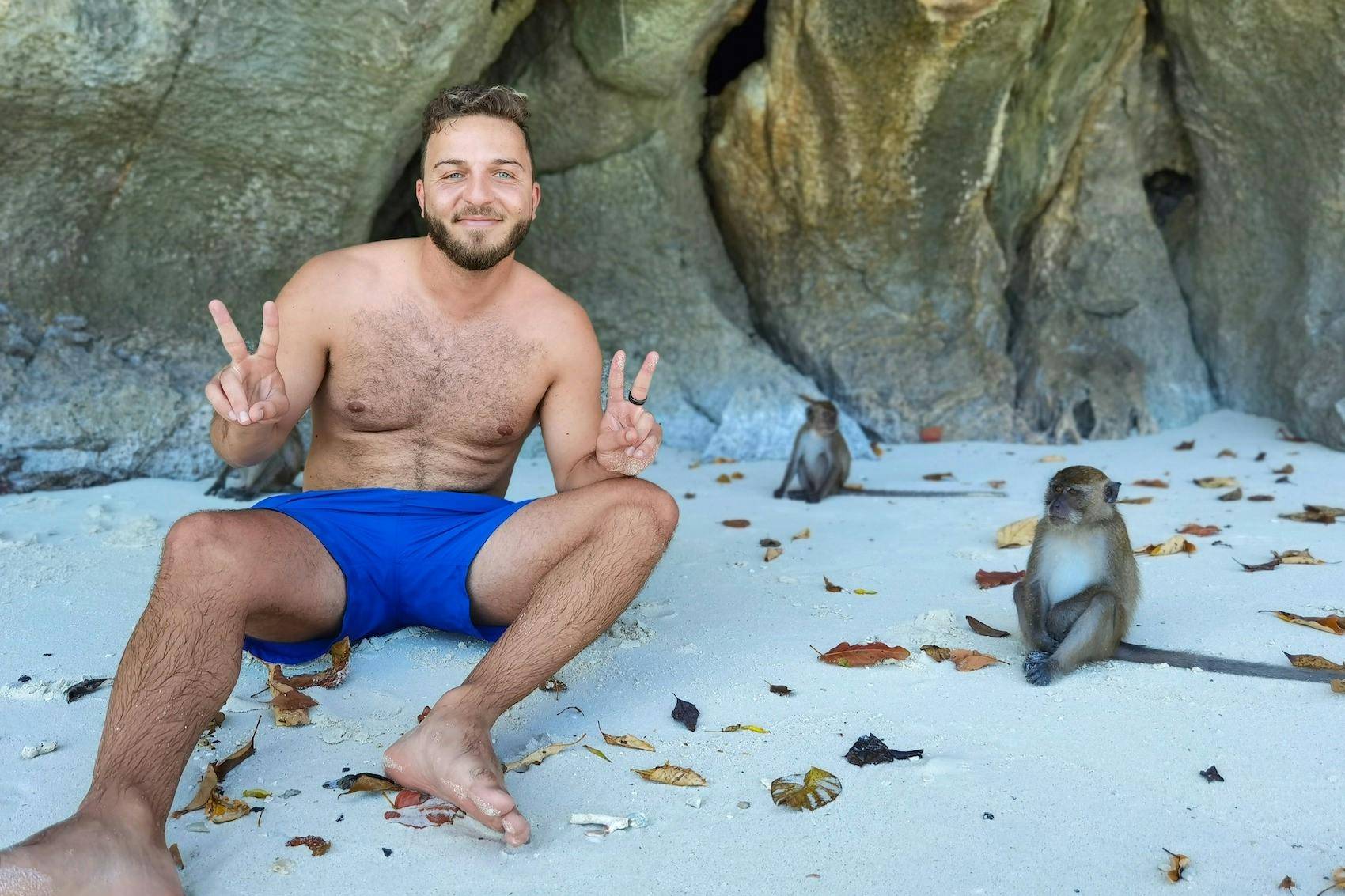 在猴子湾与猴子一起玩耍。