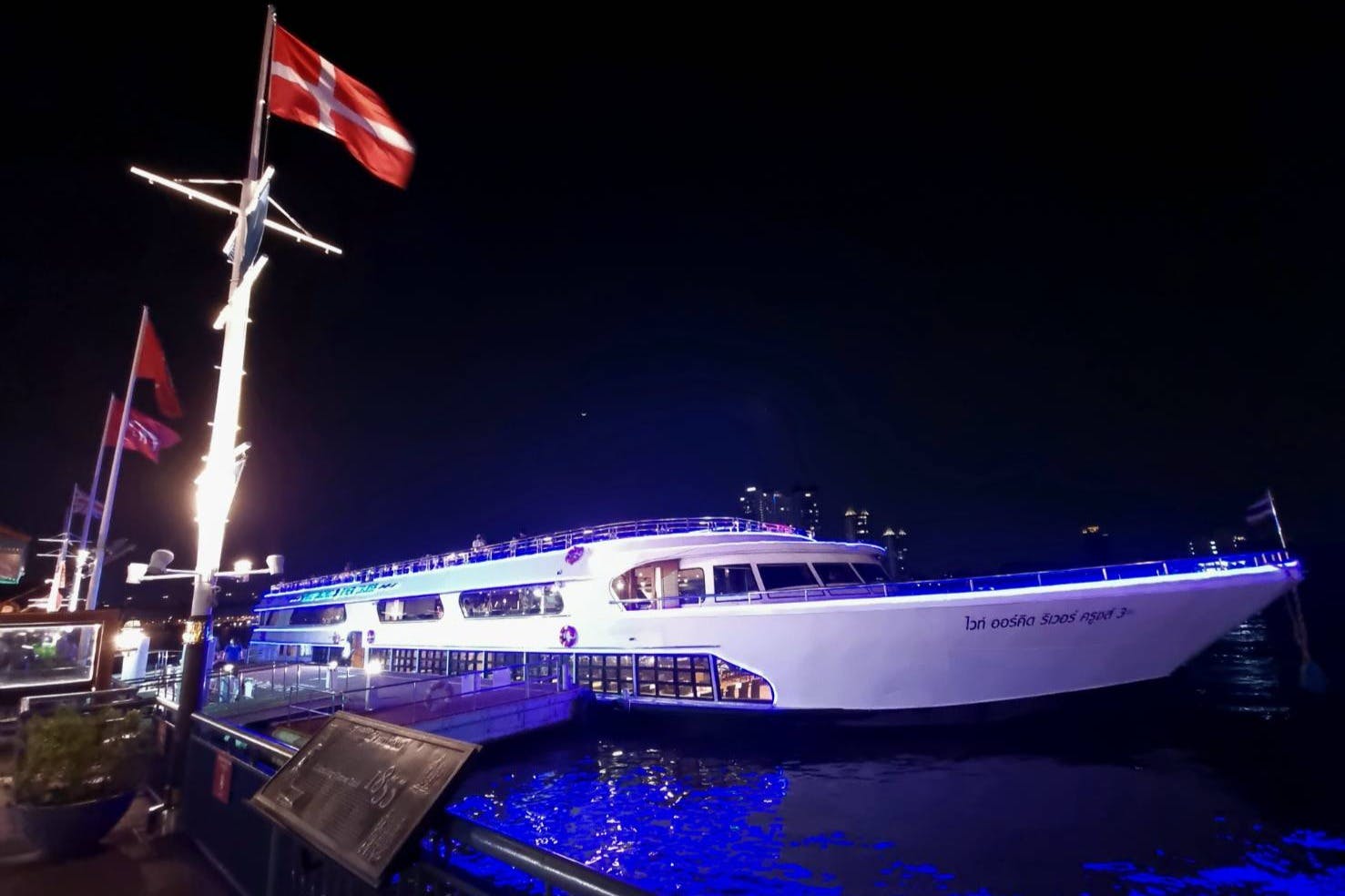 Plavba s bílými orchidejemi v Bangkoku