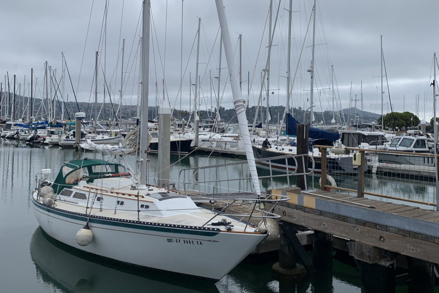 码头上的SV Kindred Spirits