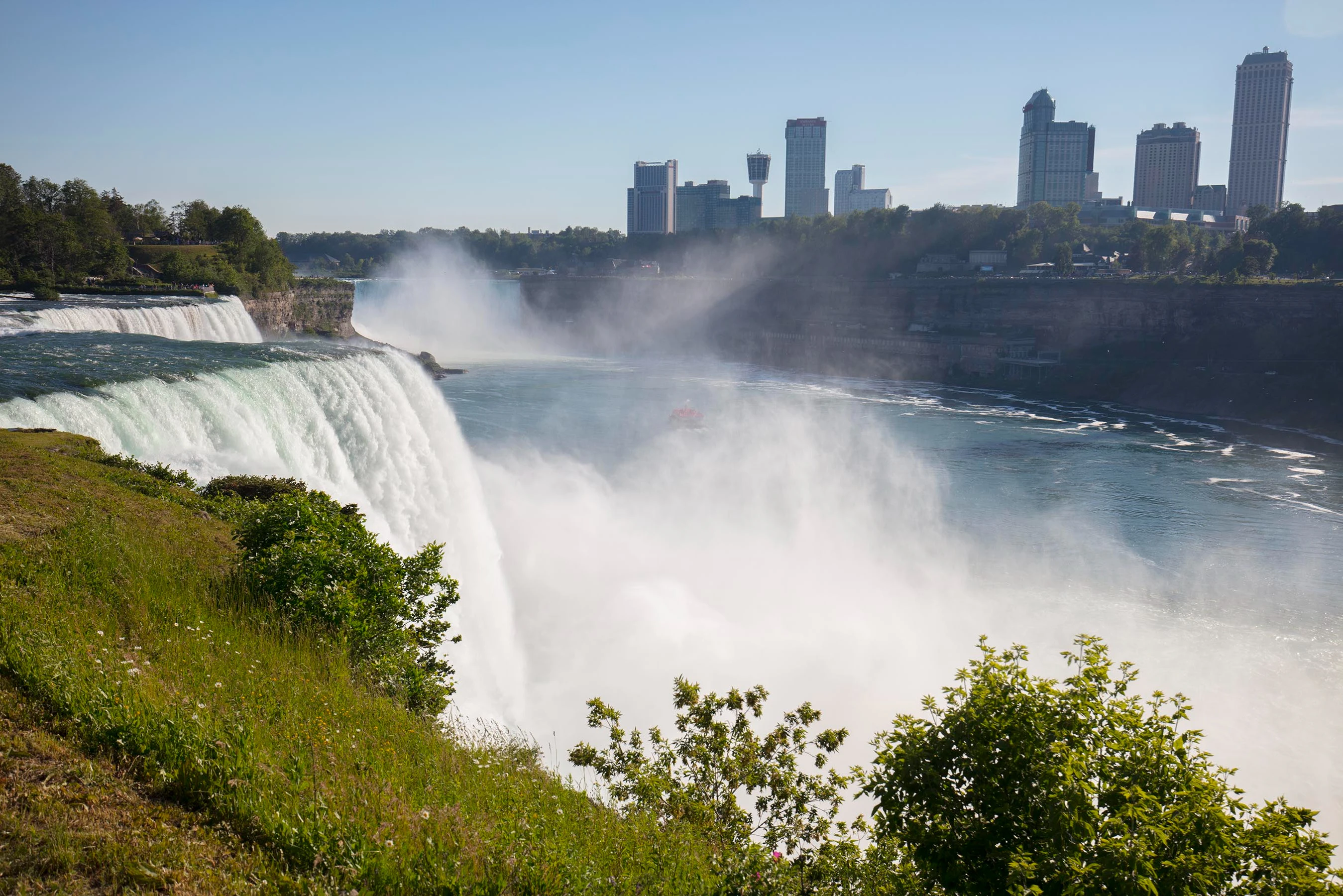 Niagara Falls: Guided Tour from New York + 1-Night Stay + Outlet Shopping