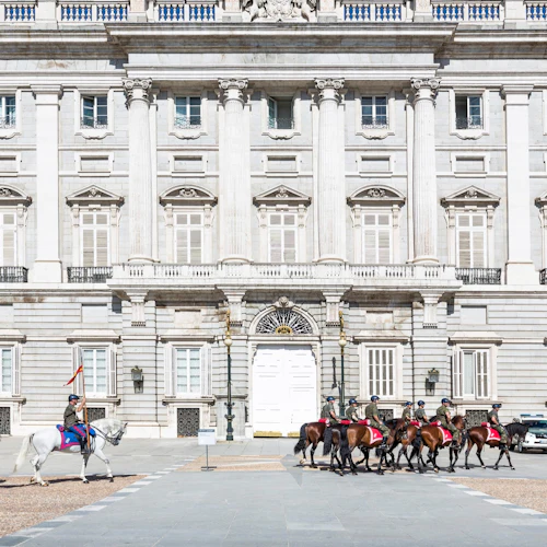 Excursão aos Destaques de Madrid & Palácio Real: Pular a Linha + Visita Guiada - Photo 5