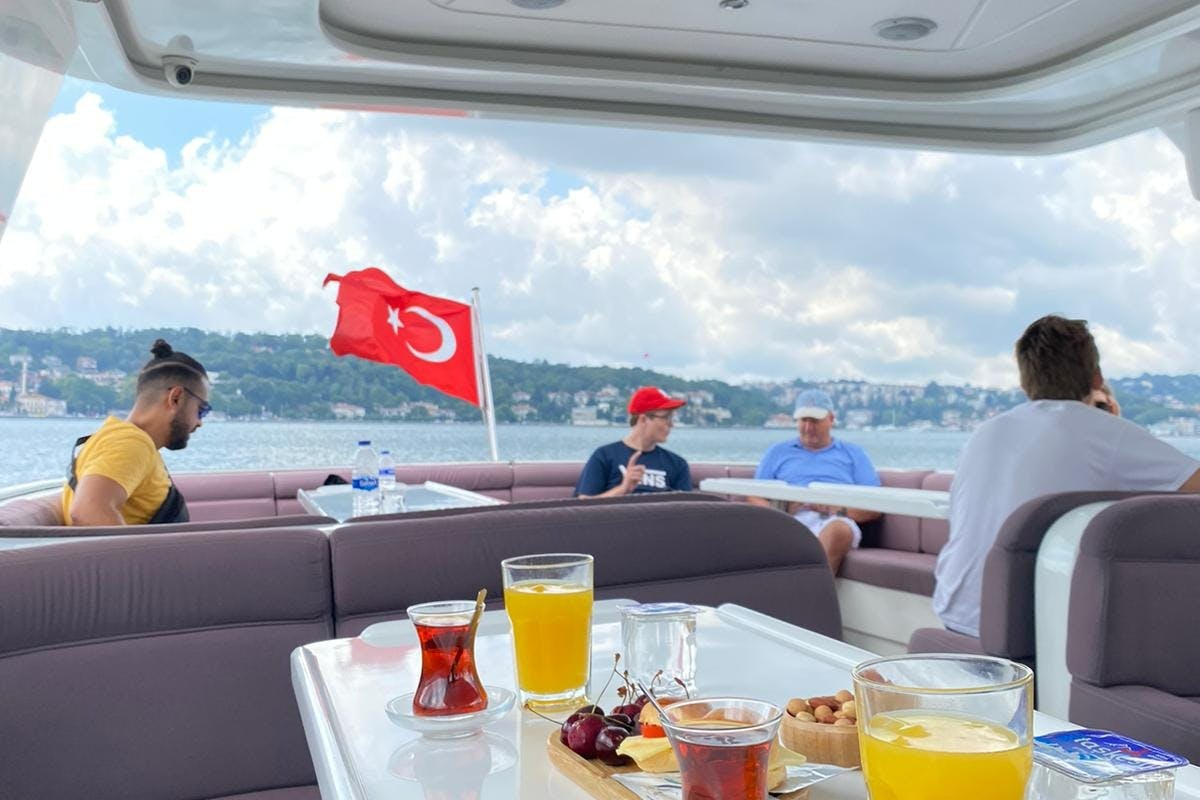 Crociera turistica sul Bosforo con uno yacht di lusso