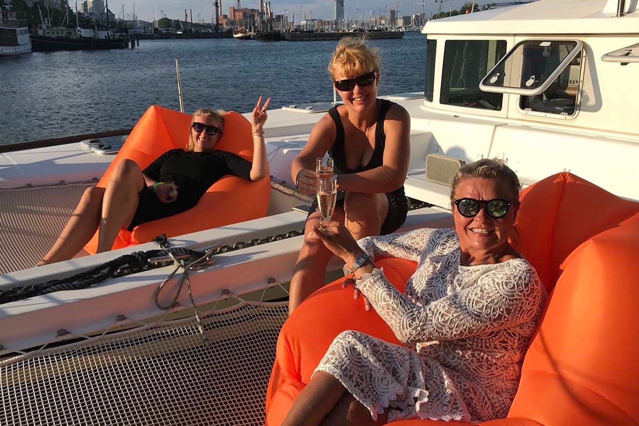 Détendez-vous sur les trampolines à l&#39;avant du Lagoon Catamaran.