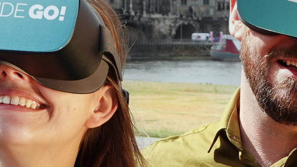Guests with VR glasses on the banks of the Elbe