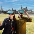 Des invités munis de lunettes de réalité virtuelle sur les rives de l'Elbe