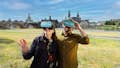 Des invités munis de lunettes de réalité virtuelle sur les rives de l'Elbe