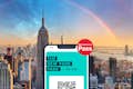 O New York Pass by Go City exibido em um smartphone com o Empire State Building e o horizonte de Nova York ao fundo