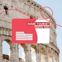 Una carta Touristation Digital Pass di Roma con un'illustrazione del Colosseo, mostrata davanti a uno sfondo reale del Colosseo.