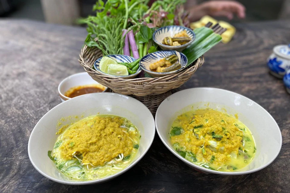 Let's try the authentic Cambodian noodle with chicken curry, yellow and red fish soup.
