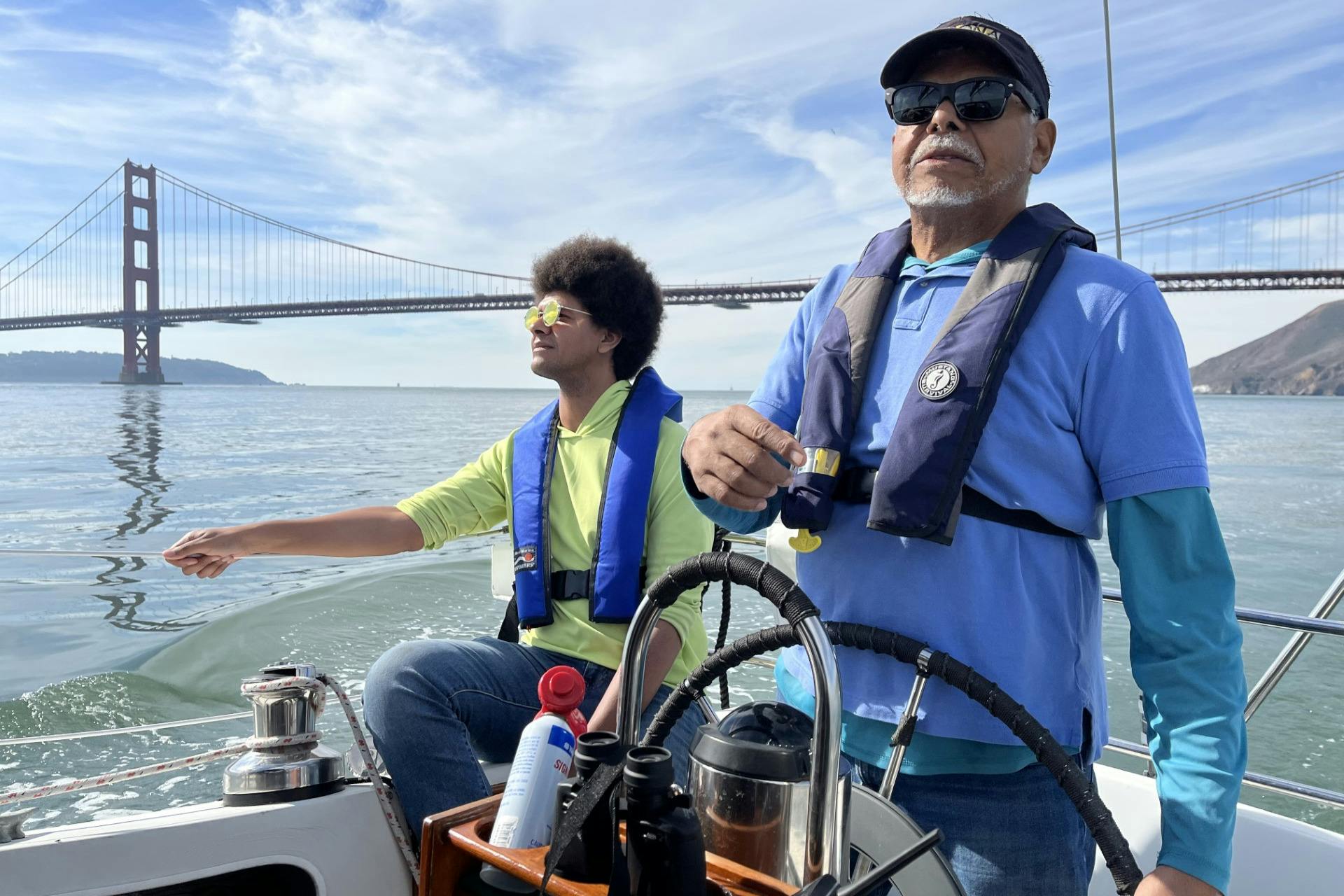 在平静的日子里享受游船之旅的父子