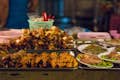 Γευτείτε μια ποικιλία από street food της Καμπότζης, όπως το διάσημο Khmer Noodle, το ζουμερό κοτόπουλο μπάρμπεκιου.