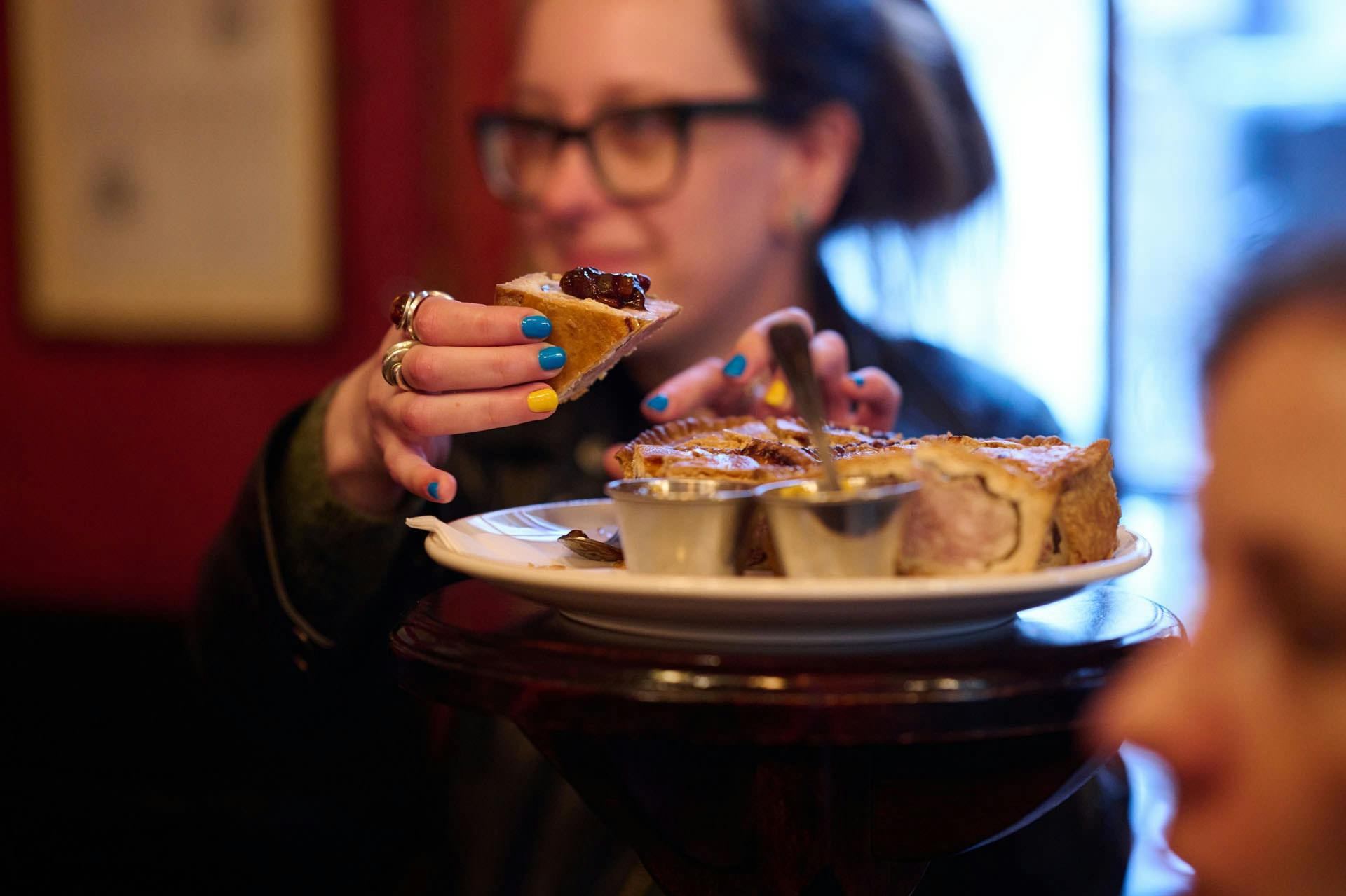 런던의 유서 깊은 펍에서 맛보는 에일의 맛과 이야기