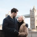 Una coppia che si gode il servizio fotografico davanti all'iconico Tower Bridge