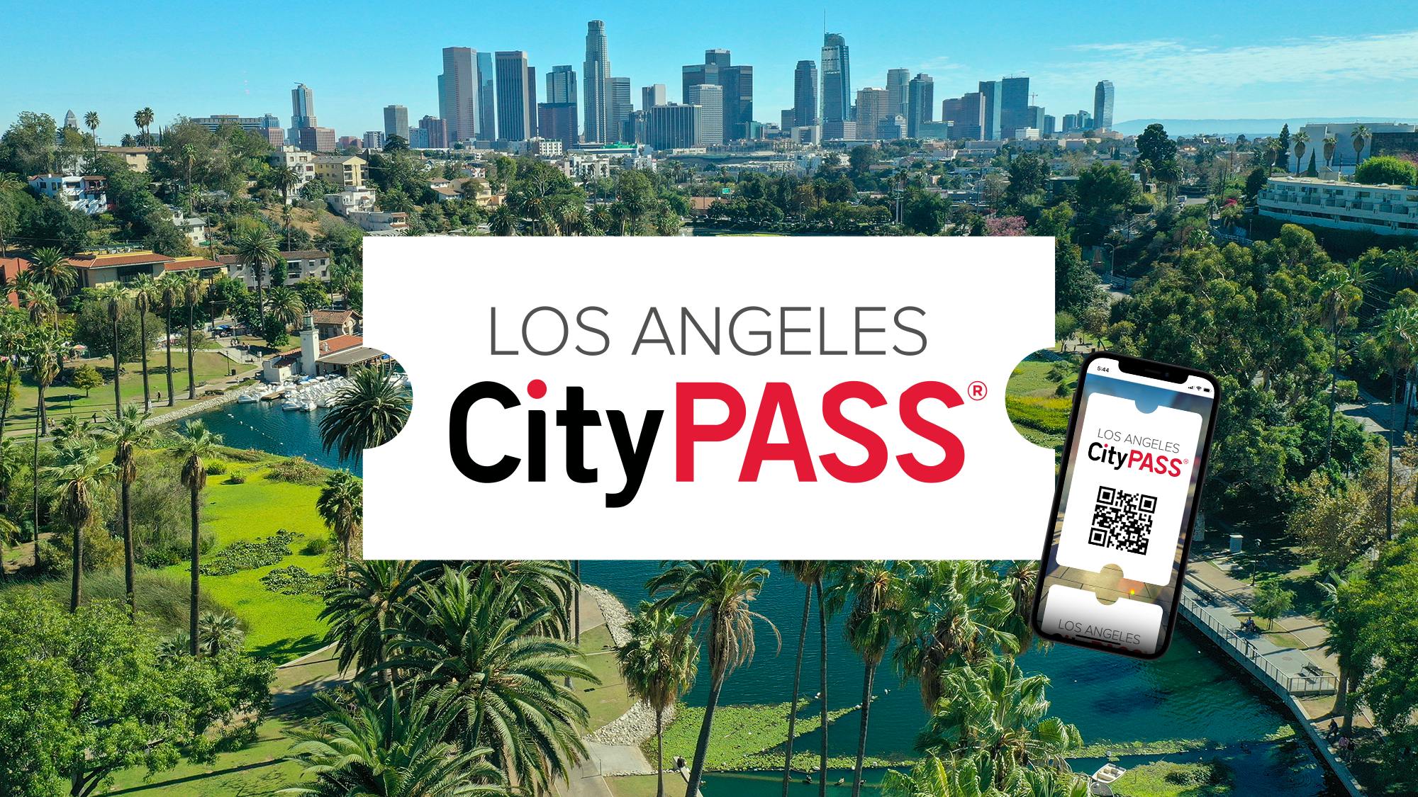 Vue aérienne de l'horizon de Los Angeles avec la publicité CityPASS en surimpression et le smartphone affichant le code QR CityPASS en bas à droite.