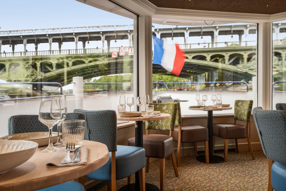 Front view of the boat during your dinner cruise in Paris on the Seine