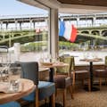 Frontansicht des Schiffes während Ihrer Dinner-Kreuzfahrt in Paris auf der Seine