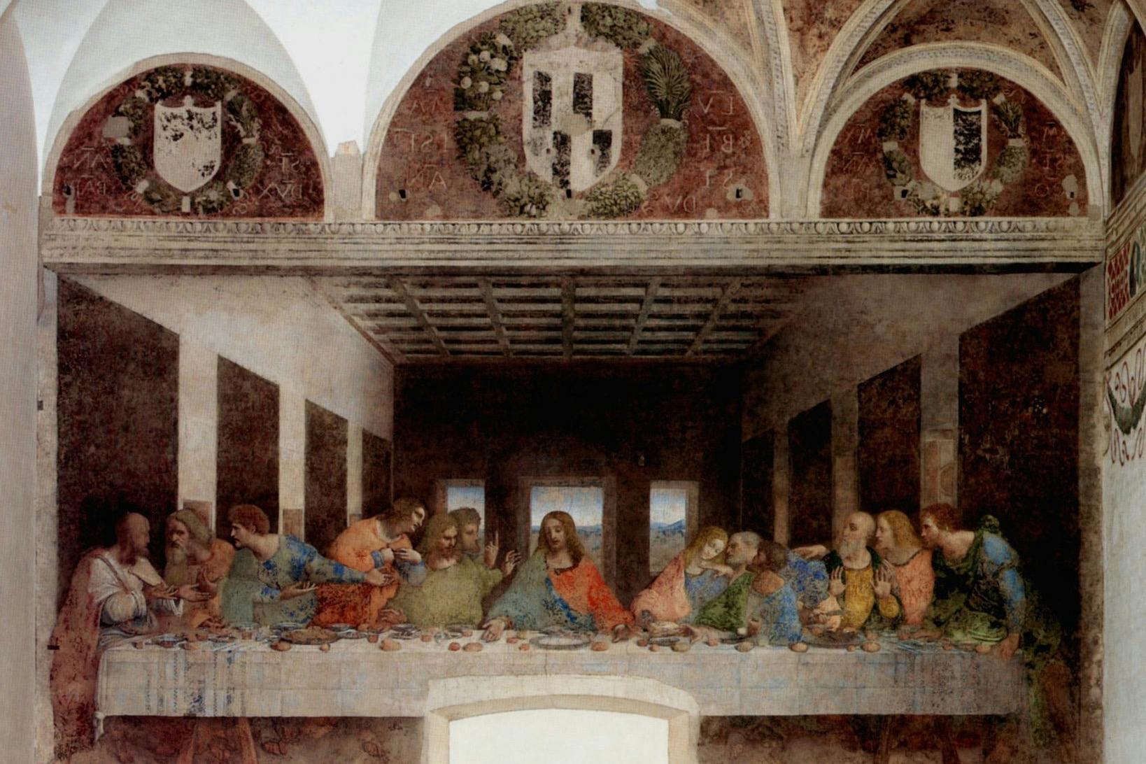 Знаменитая настенная роспись, изображающая Иисуса и его учеников, сидящих за длинным столом в большой арочной комнате с богато украшенными стенами.
