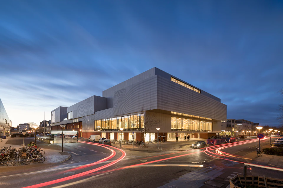 Experimentarium is easy to reach by S-train, Bus 1A or by bike. Only 6 km from Rådhuspladsen.