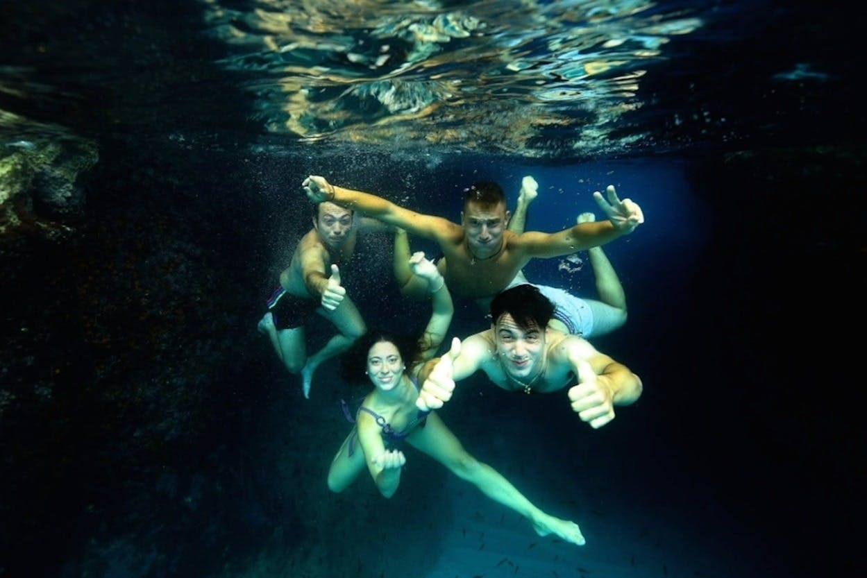 泳いだり、シュノーケリングをしたりしましょう。