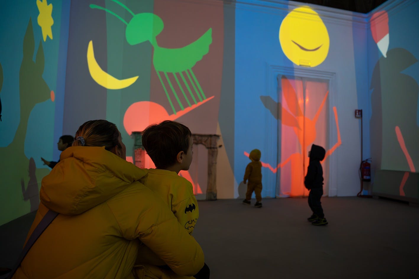 Exposició amb reproduccions a les parets de Pinocchio il·lustrades pels artistes més famosos.