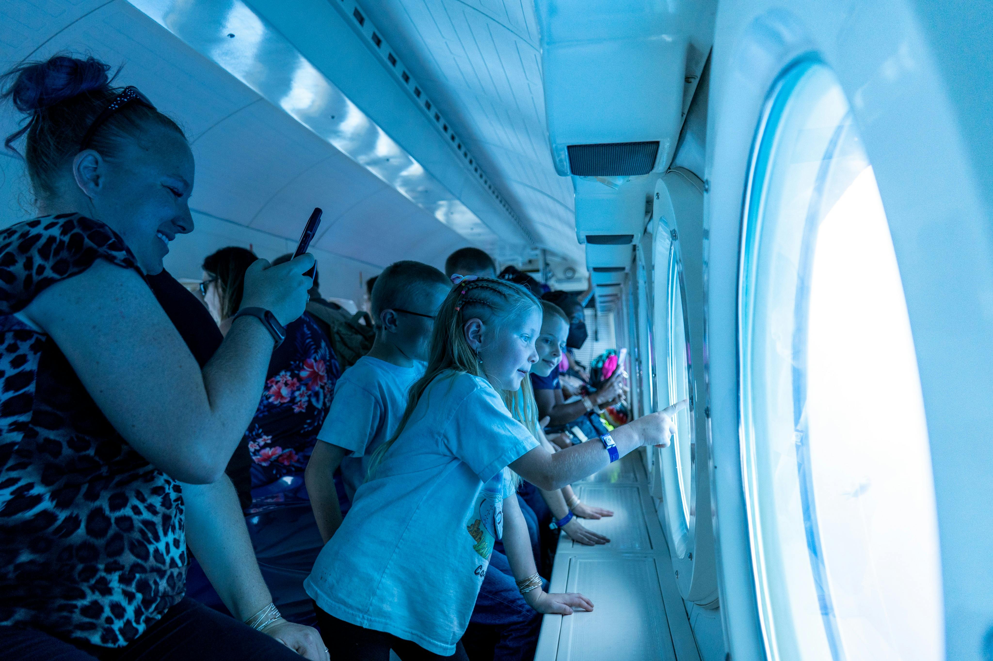 Afbeelding van mensen die genieten van de sumbarine