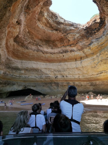 ベナジルの洞窟とプライア・ダ・マリーニャ：ポルティマンからのボートツアー(即日発券)