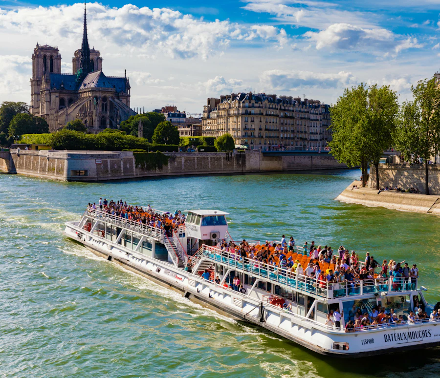 Barco turístico en el Sena con la Catedral de Notre-Dame al fondo