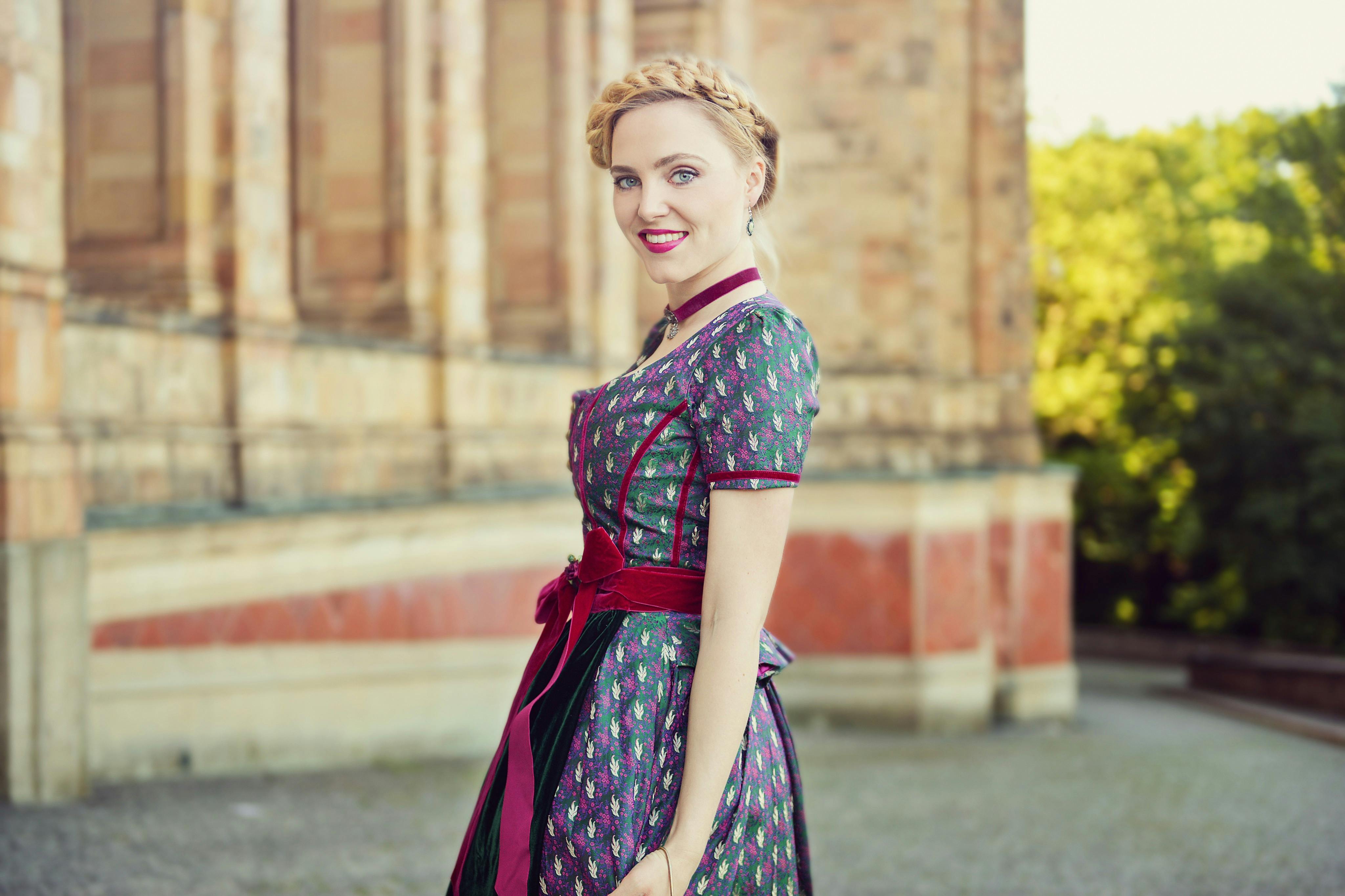 I will show you unique spots with the fantastic view of the castle and there we will have our photo session.