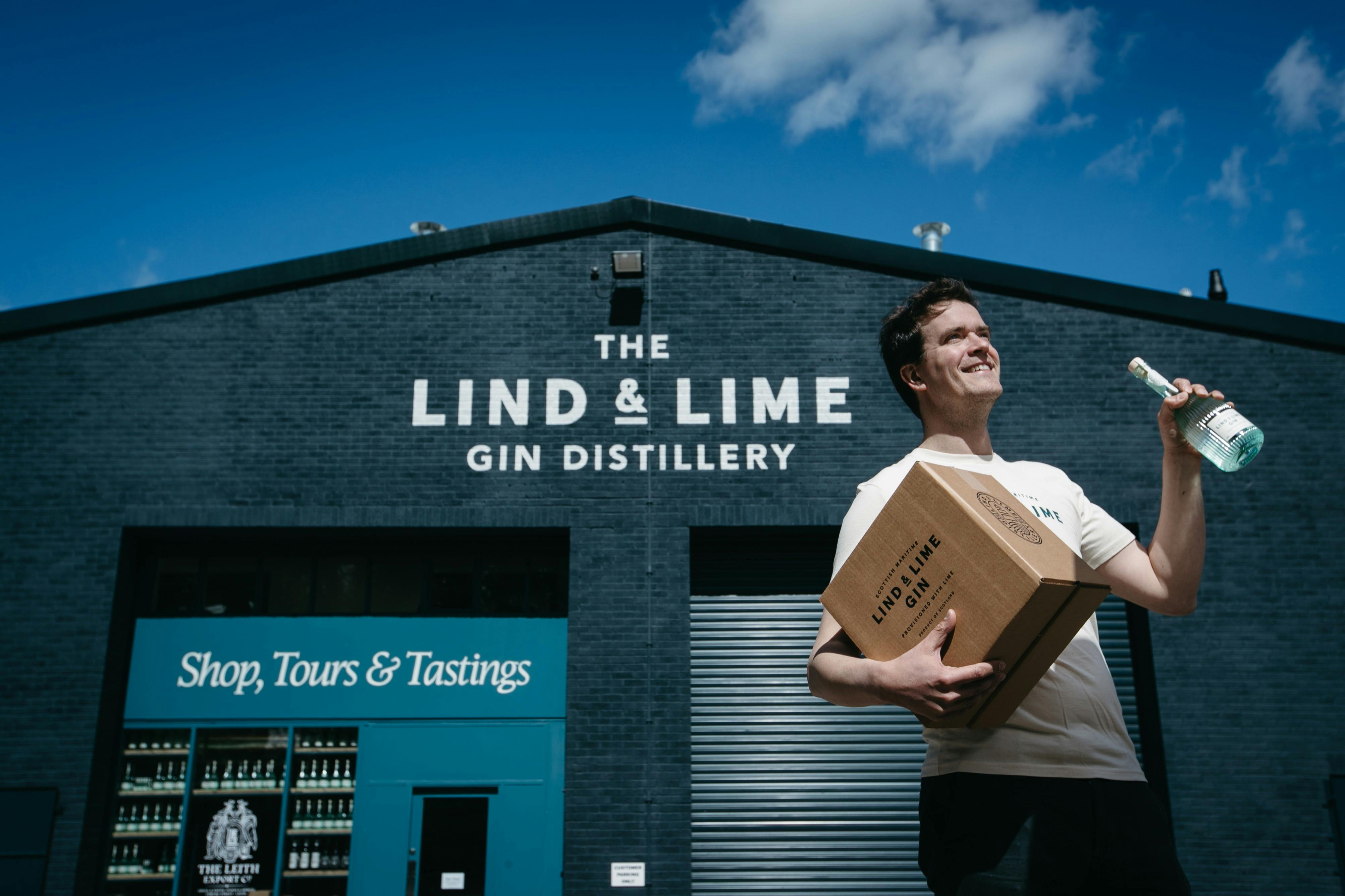 린드 & 라임 진 증류소 외부의 공동 창업자 이안 (Ian)
