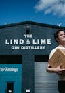 Il co-fondatore Ian fuori dalla distilleria Lind & Lime Gin