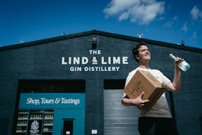 Medeoprichter Ian buiten onze Lind & Lime Gin Distilleerderij