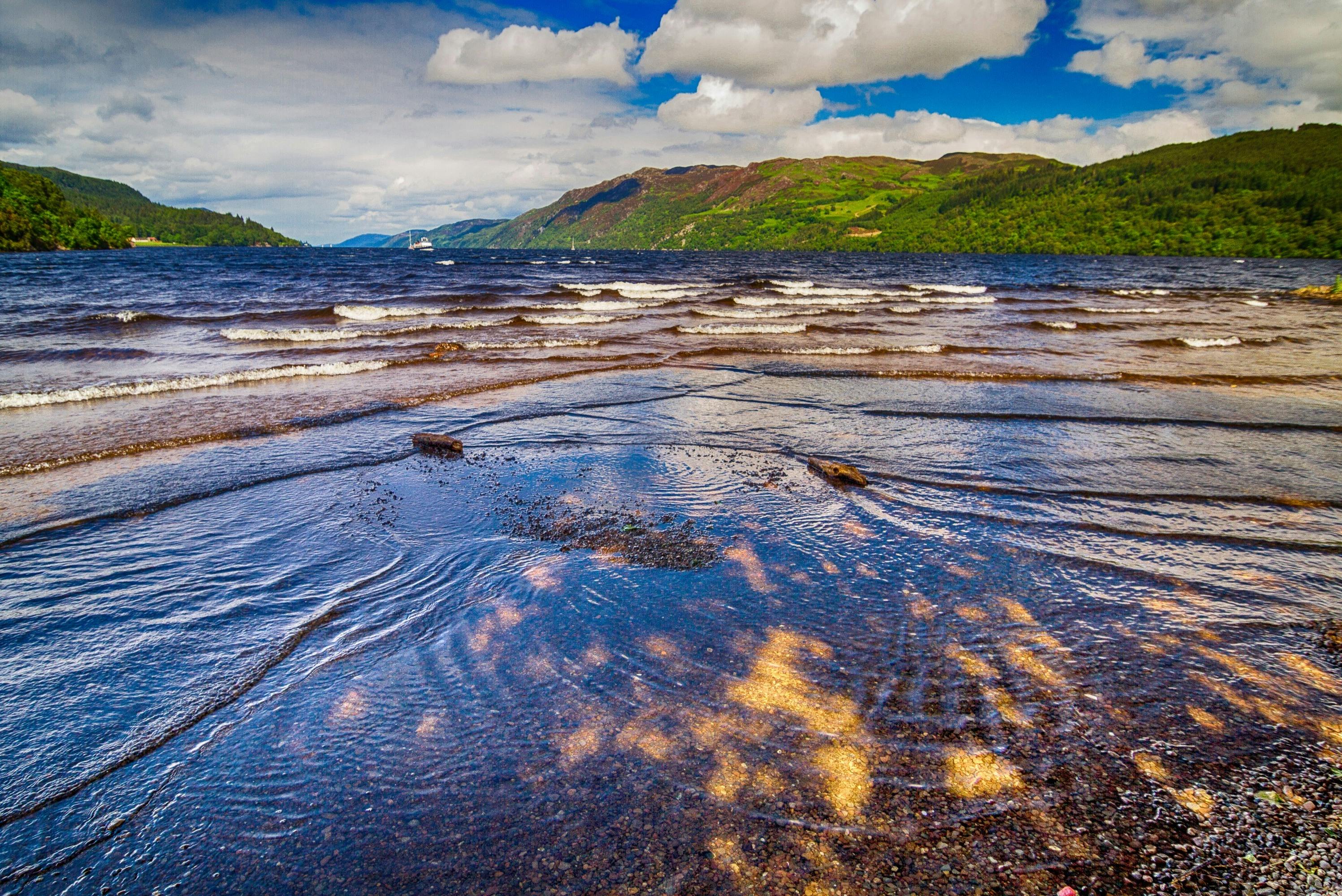 尼斯湖在一个可爱的晴天