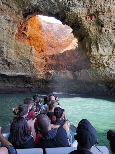 ベナジルの洞窟とプライア・ダ・マリーニャ：ポルティマンからのボートツアー(即日発券)
