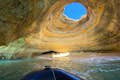 Tour in barca delle grotte di Benagil all'alba da Portimao