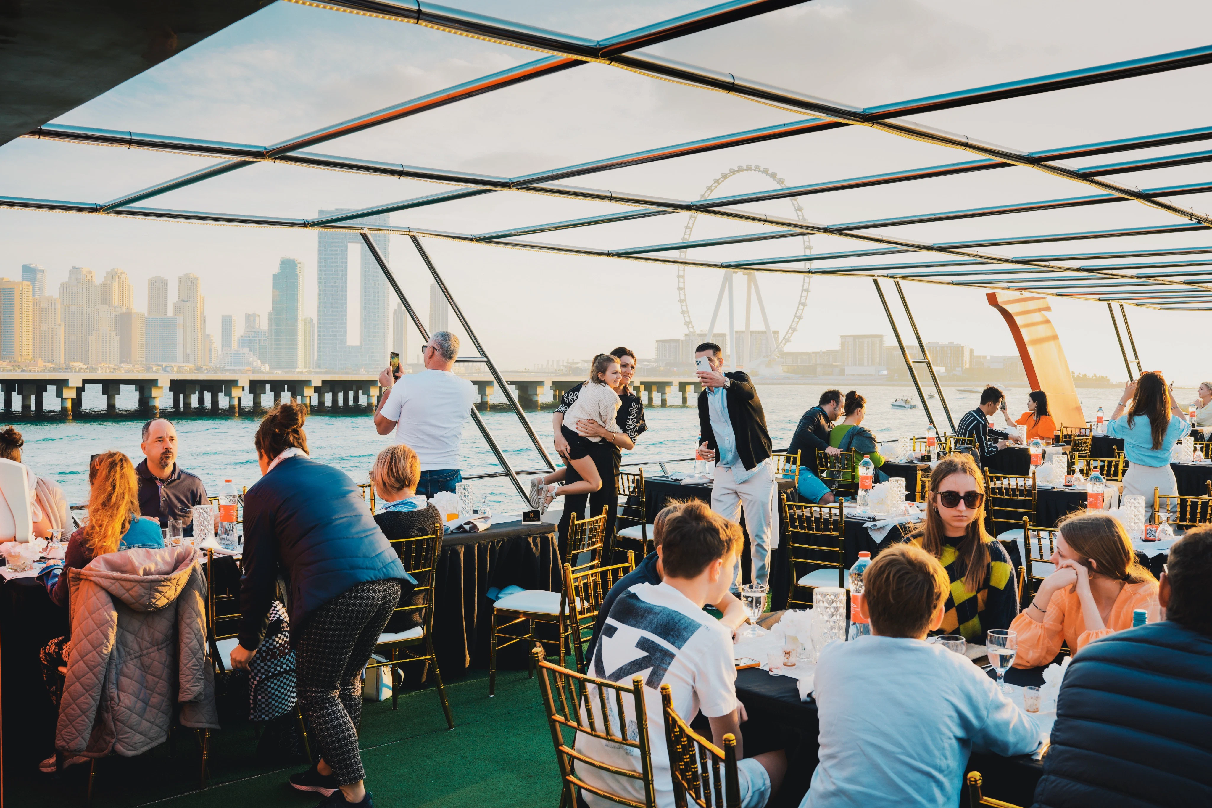 Dubai Marina: Dinner Cruise with Live Music & Open Bar