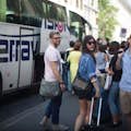Passageiros da Terravision em frente ao ônibus
