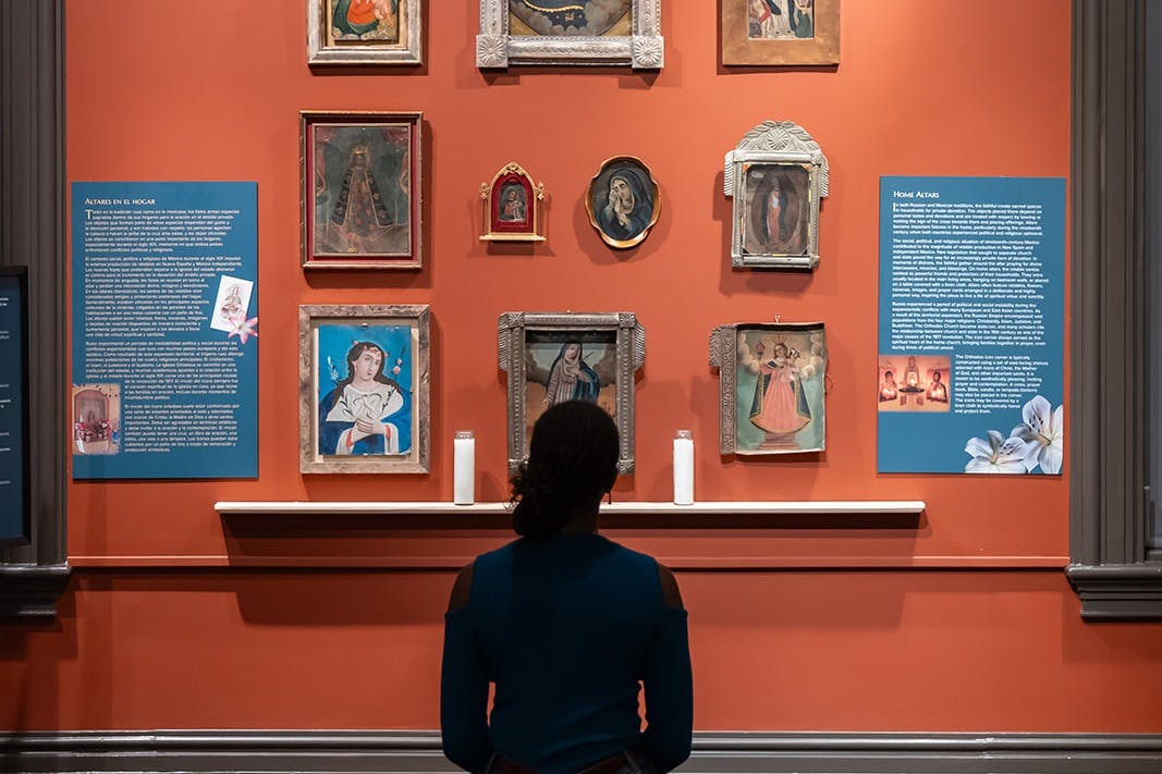 επισκέπτης που απολαμβάνει ένα έκθεμα