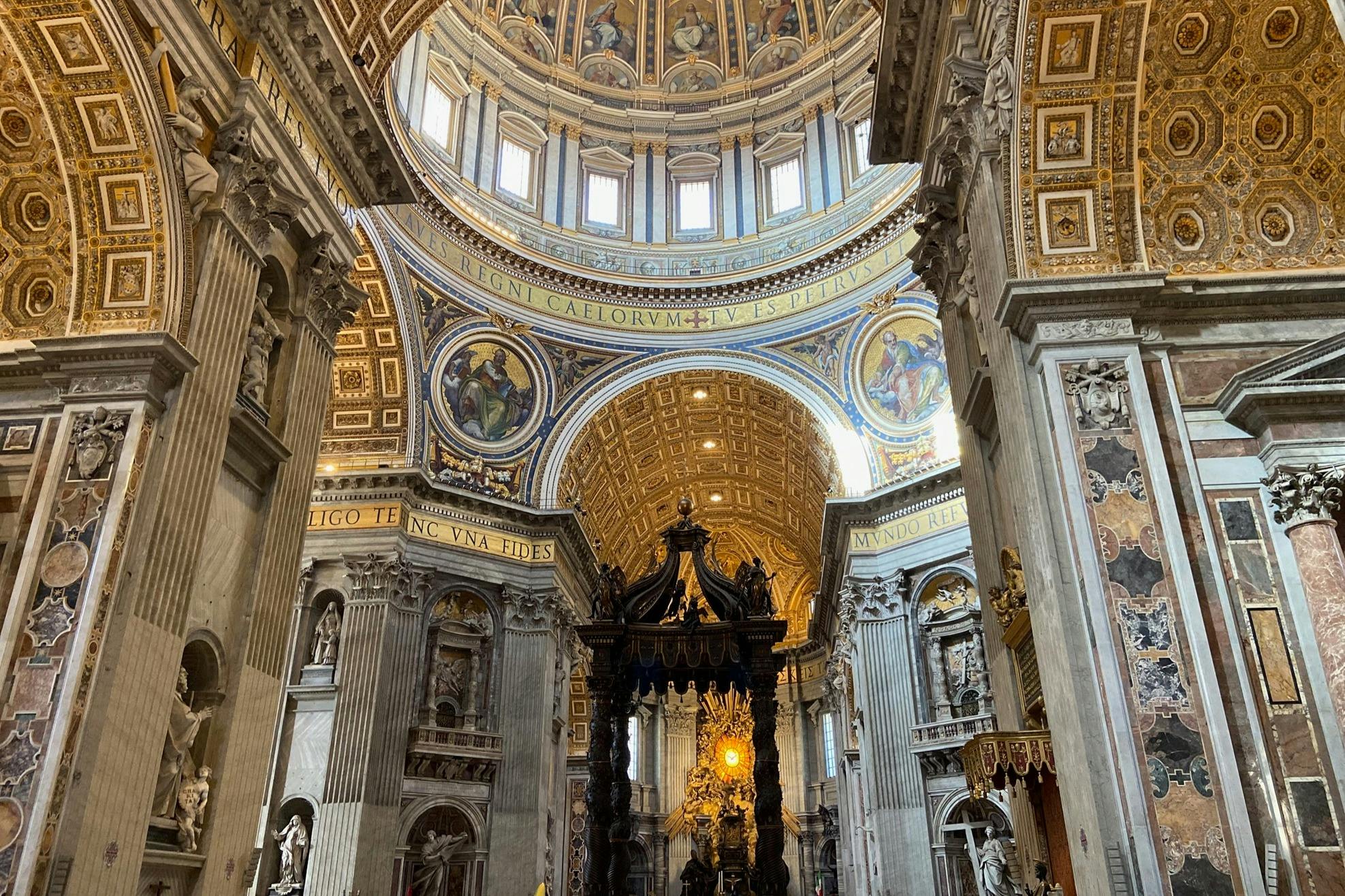 미켈란젤로의 돔 아래에 서면 세상이 멈춥니다.