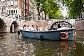 Ludzie na holenderskiej łodzi do naleśników